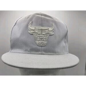 Chicago‎ Bulls MAX Headgear White Cap White Embroidered Logo Snapback Hat NBA